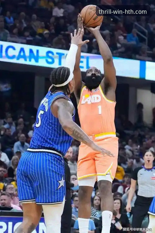骑士vs魔术136-131激战深度评测：米切尔42分封神，哈登关键球定乾坤